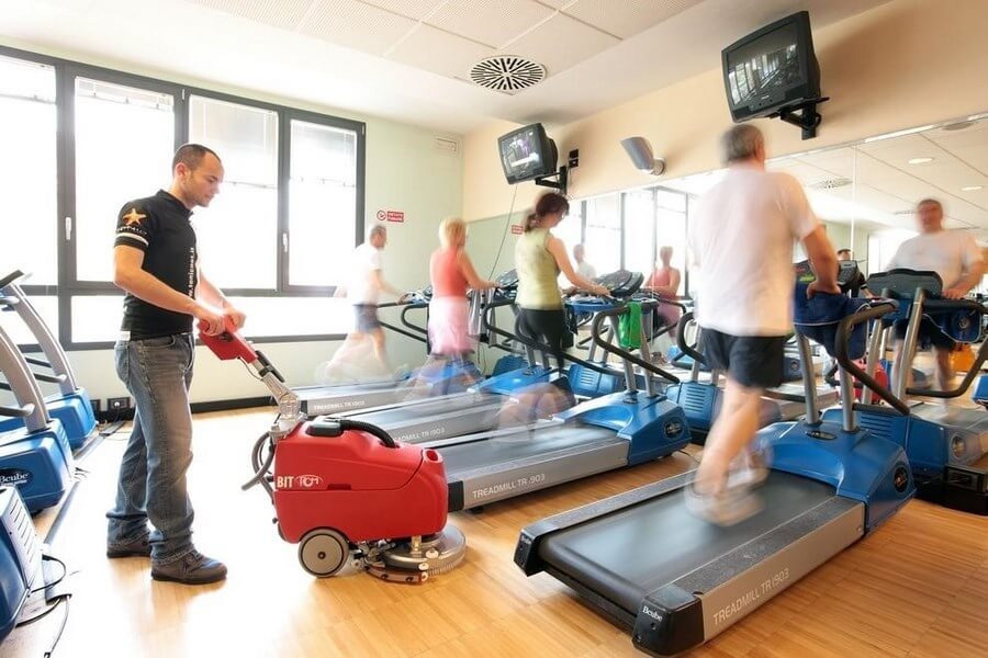 Очистка пола в спортзале