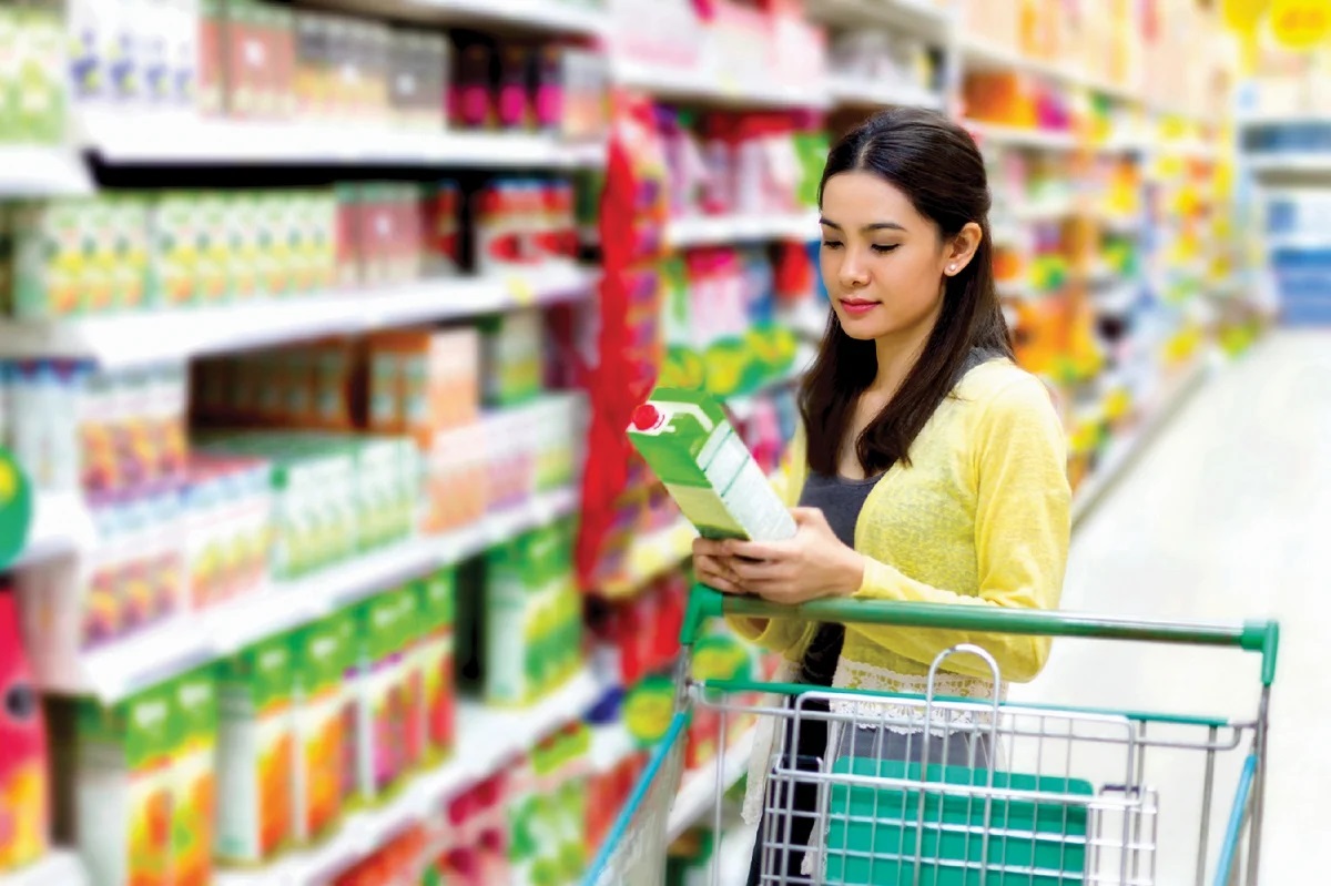 покупатель выбирает товар на полке